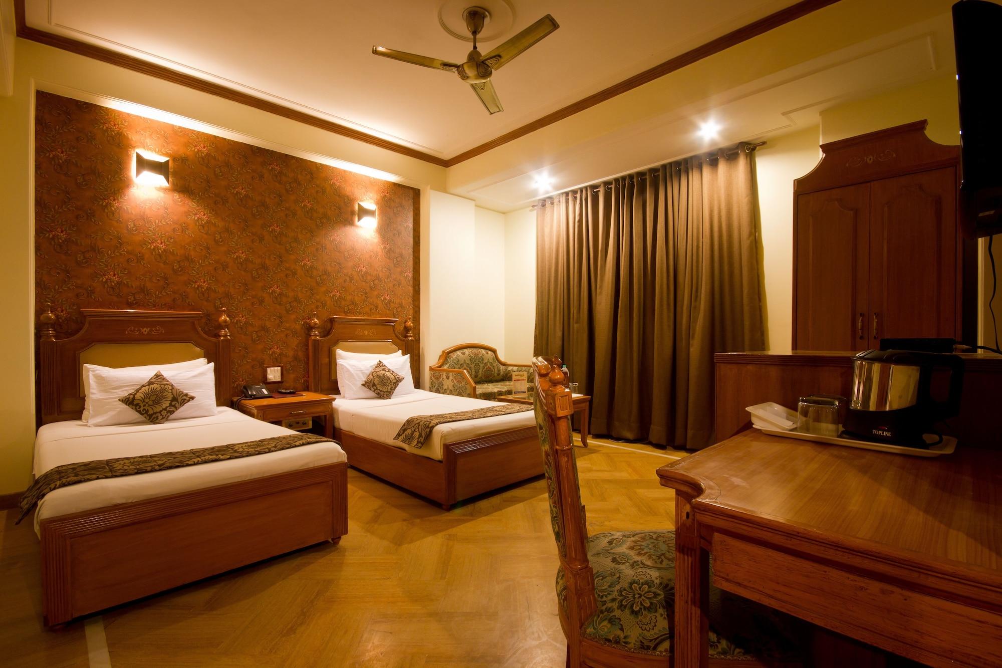 Hotel Sunstar Grand Delhi  Exteriör bild