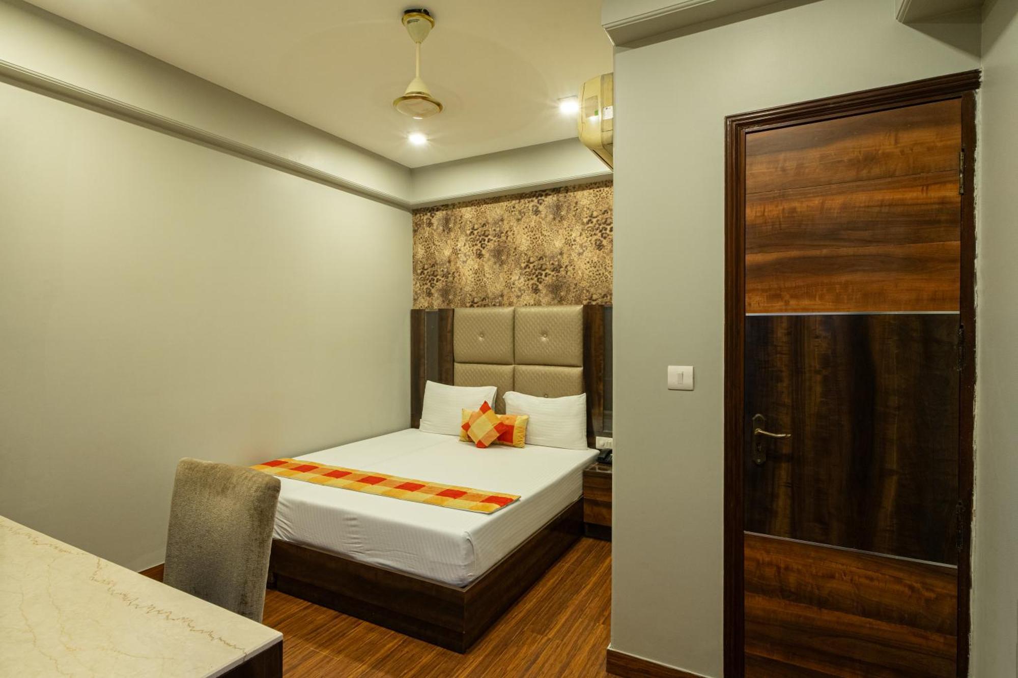 Hotel Sunstar Grand Delhi  Exteriör bild