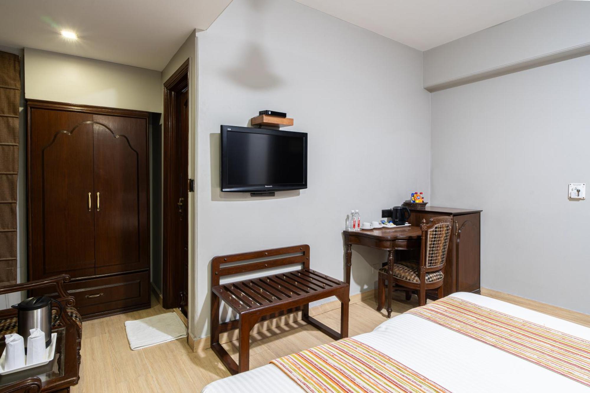Hotel Sunstar Grand Delhi  Exteriör bild