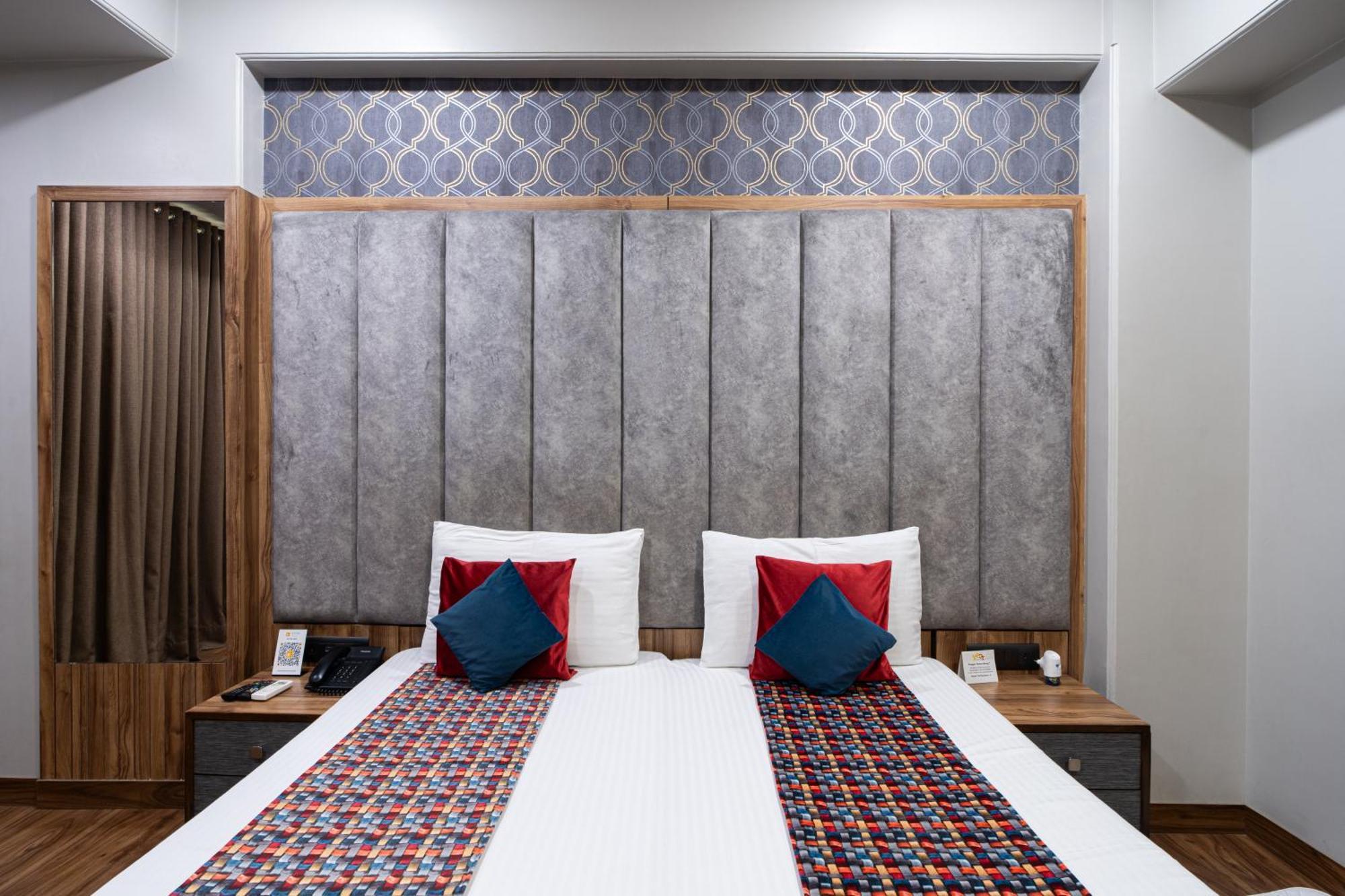 Hotel Sunstar Grand Delhi  Exteriör bild