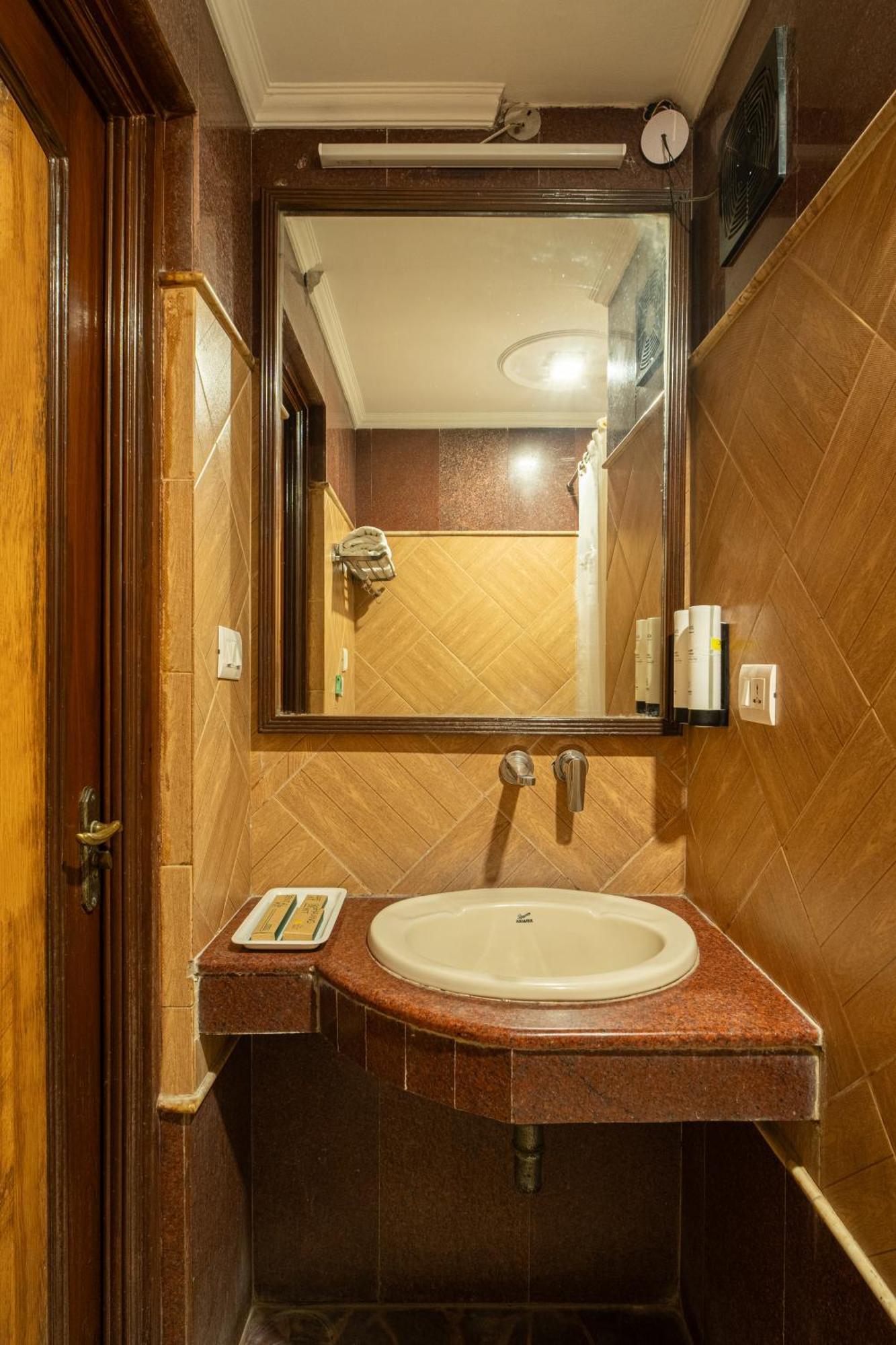 Hotel Sunstar Grand Delhi  Exteriör bild