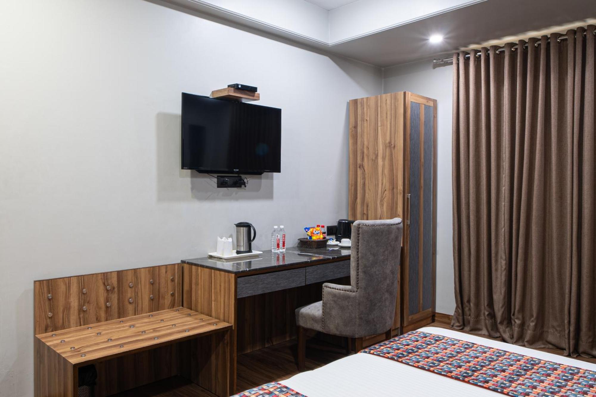 Hotel Sunstar Grand Delhi  Exteriör bild