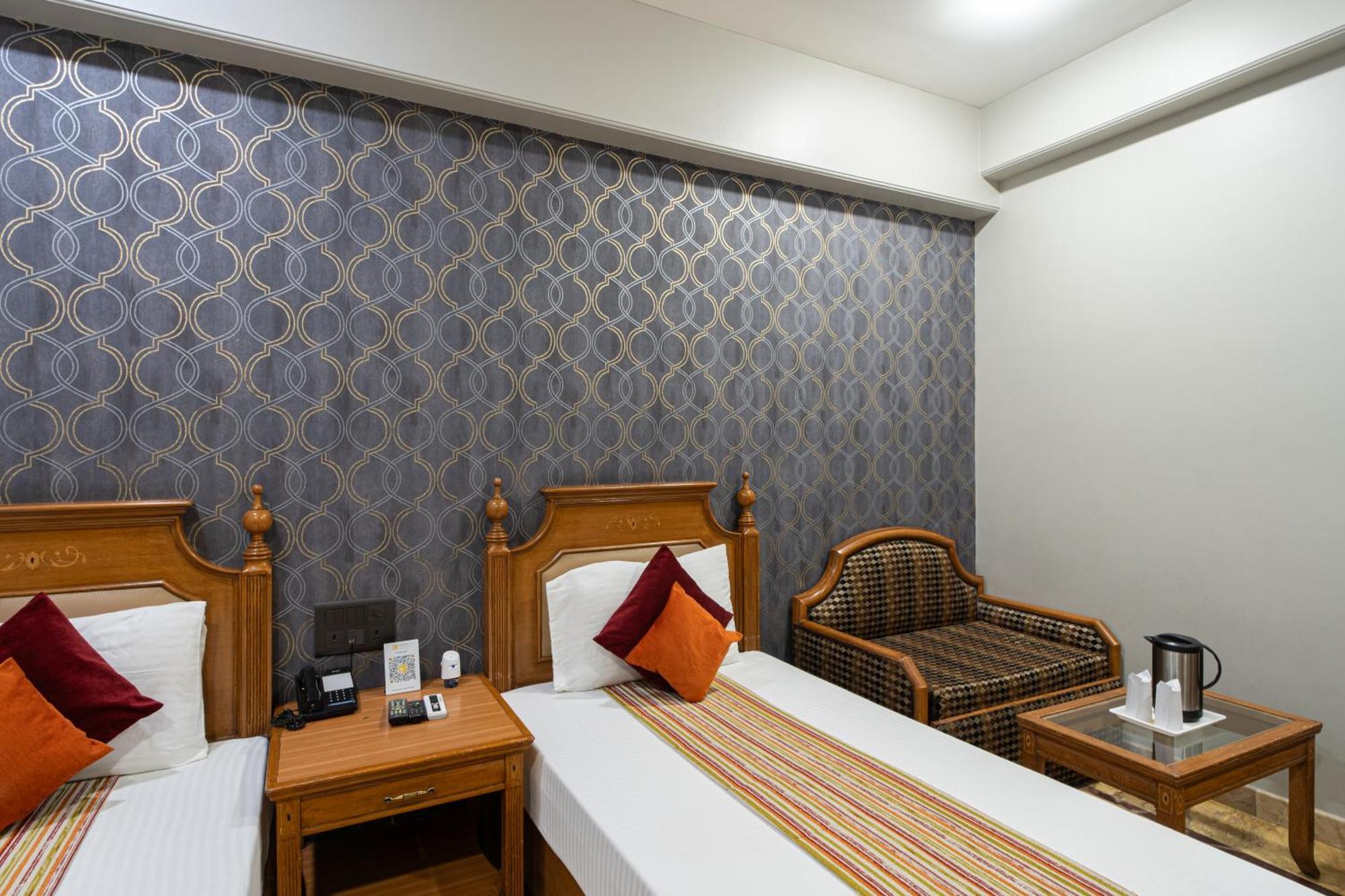 Hotel Sunstar Grand Delhi  Exteriör bild