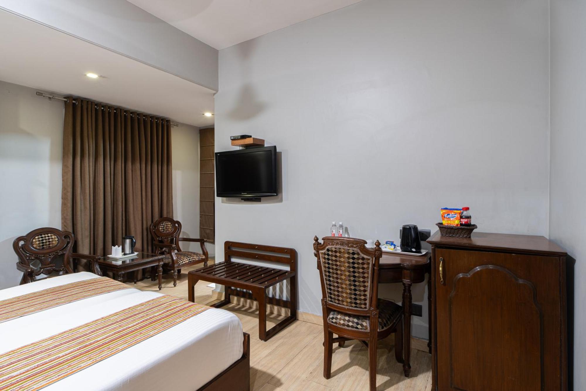 Hotel Sunstar Grand Delhi  Exteriör bild