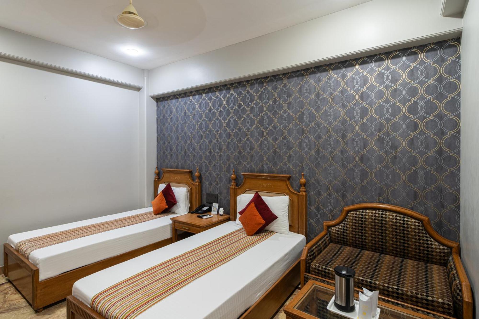 Hotel Sunstar Grand Delhi  Exteriör bild