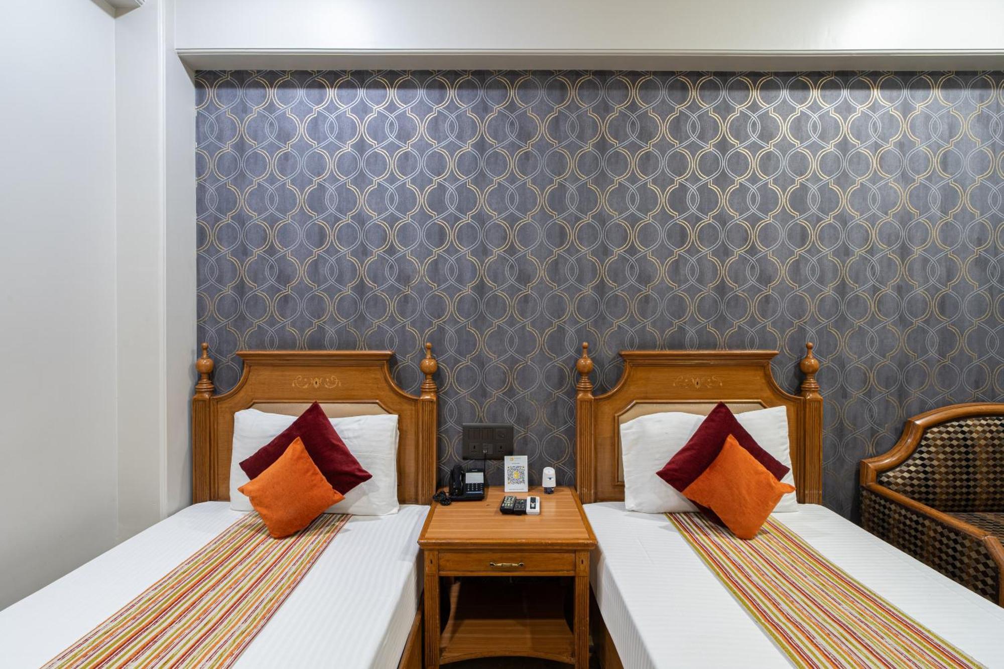 Hotel Sunstar Grand Delhi  Exteriör bild