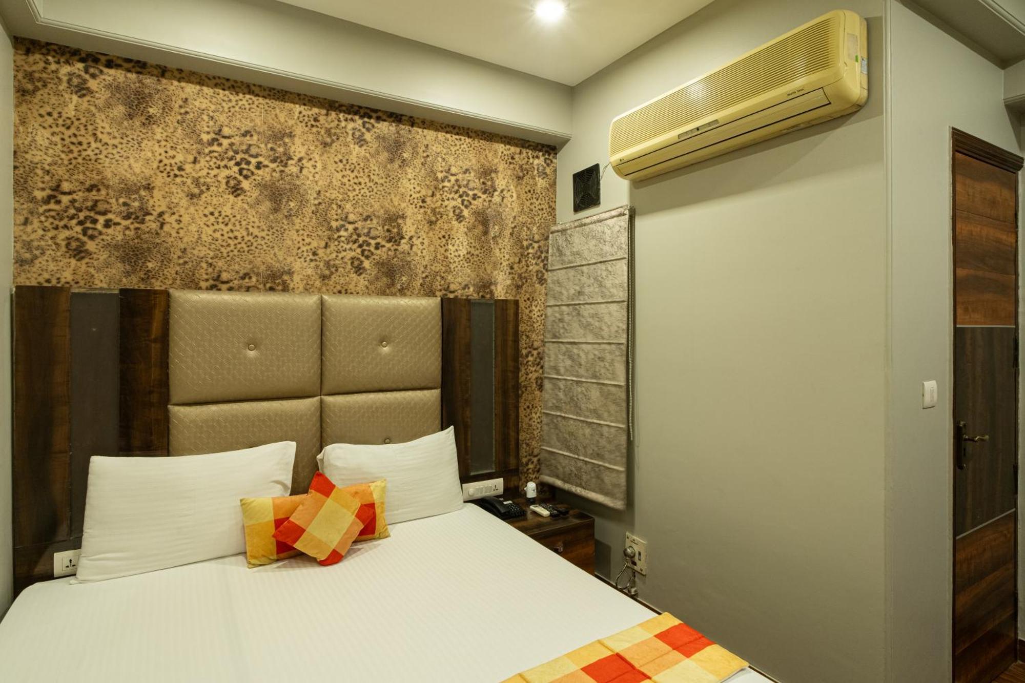 Hotel Sunstar Grand Delhi  Exteriör bild