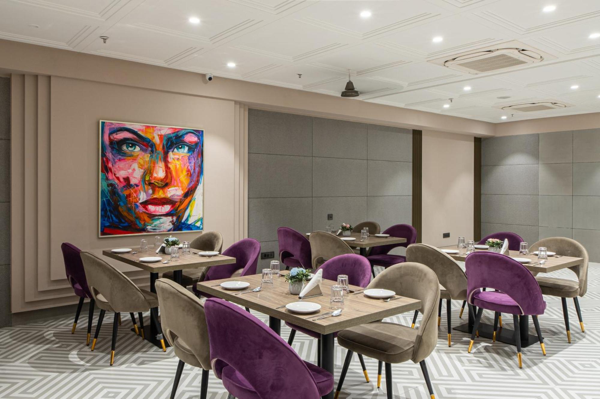 Hotel Sunstar Grand Delhi  Exteriör bild