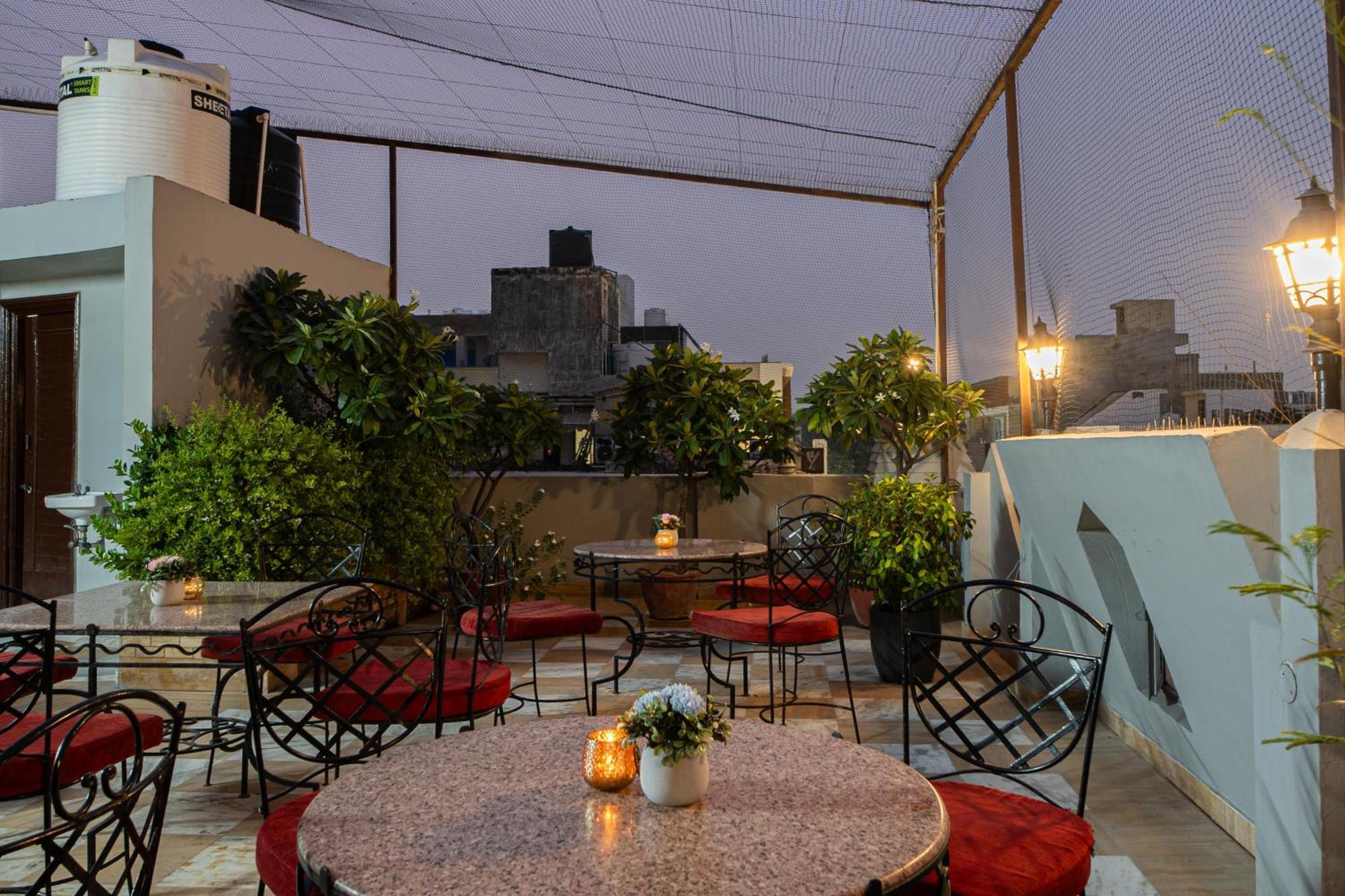 Hotel Sunstar Grand Delhi  Exteriör bild