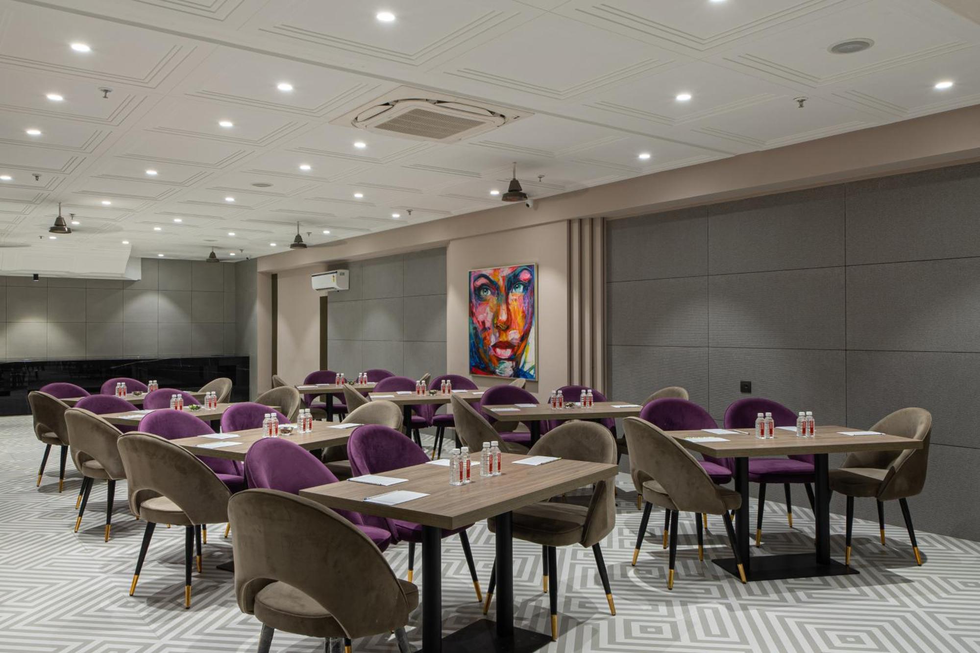 Hotel Sunstar Grand Delhi  Exteriör bild