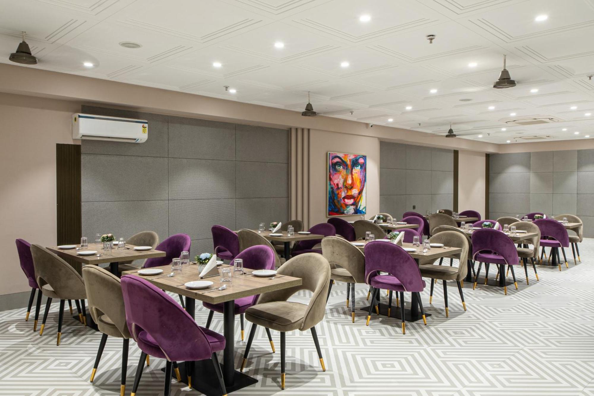 Hotel Sunstar Grand Delhi  Exteriör bild