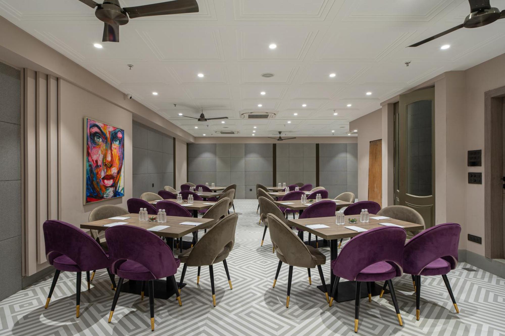 Hotel Sunstar Grand Delhi  Exteriör bild