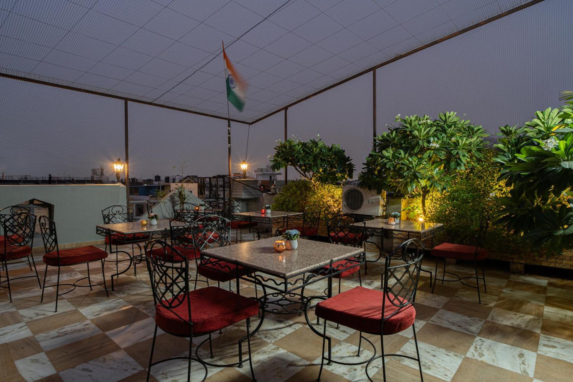 Hotel Sunstar Grand Delhi  Exteriör bild