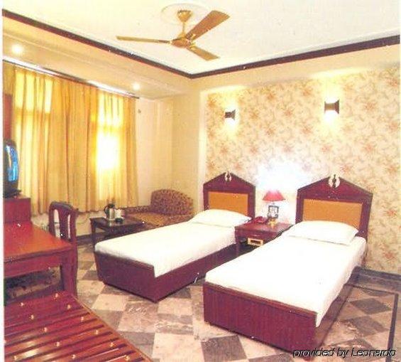 Hotel Sunstar Grand Delhi  Rum bild