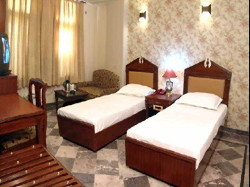 Hotel Sunstar Grand Delhi  Exteriör bild