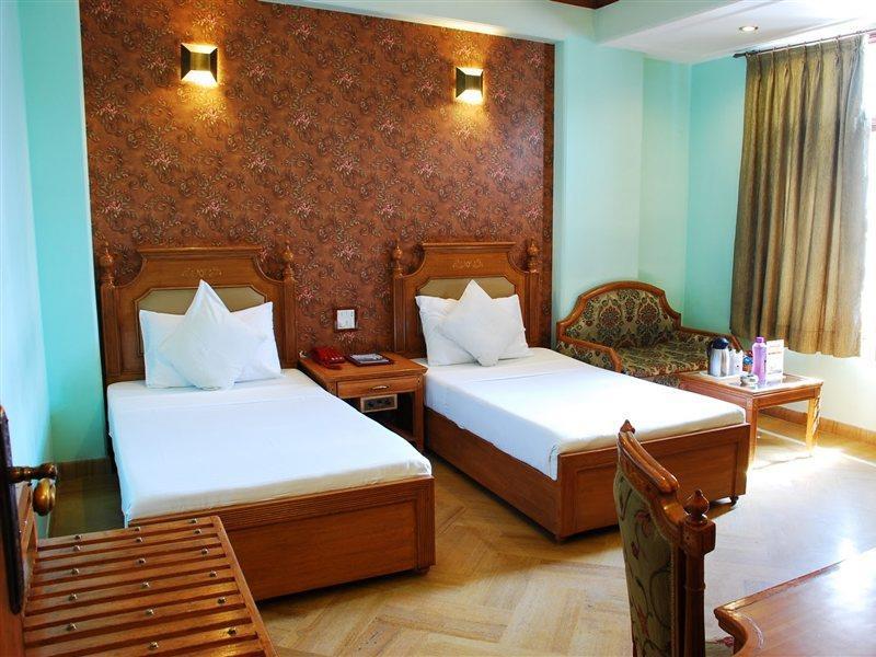 Hotel Sunstar Grand Delhi  Exteriör bild