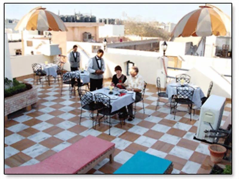 Hotel Sunstar Grand Delhi  Restaurang bild