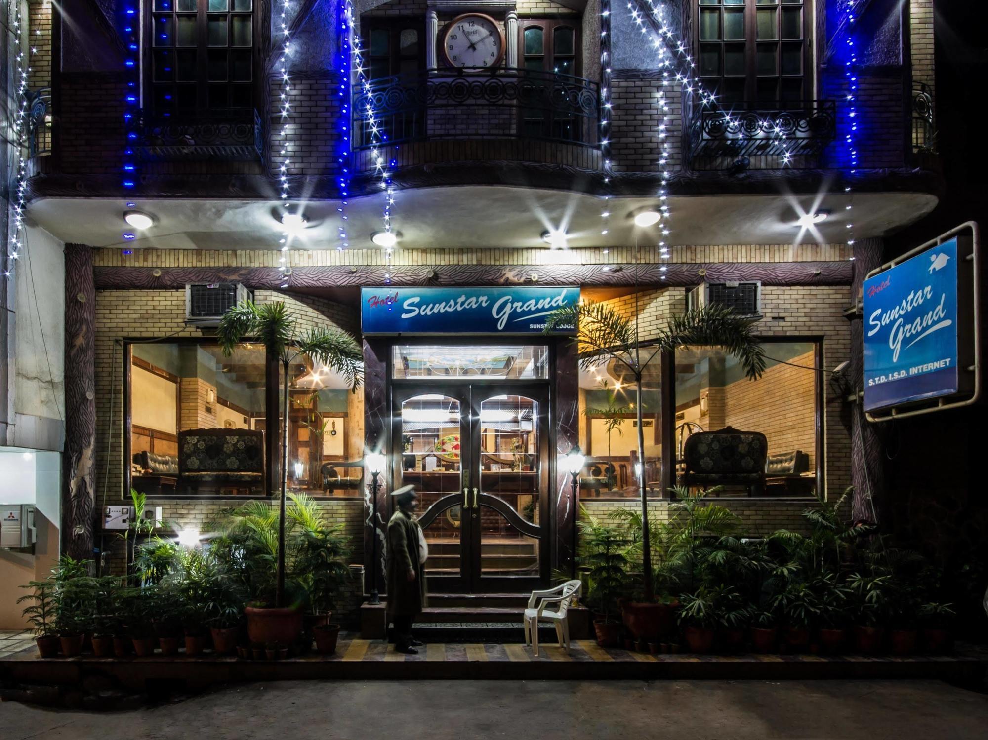Hotel Sunstar Grand Delhi  Exteriör bild
