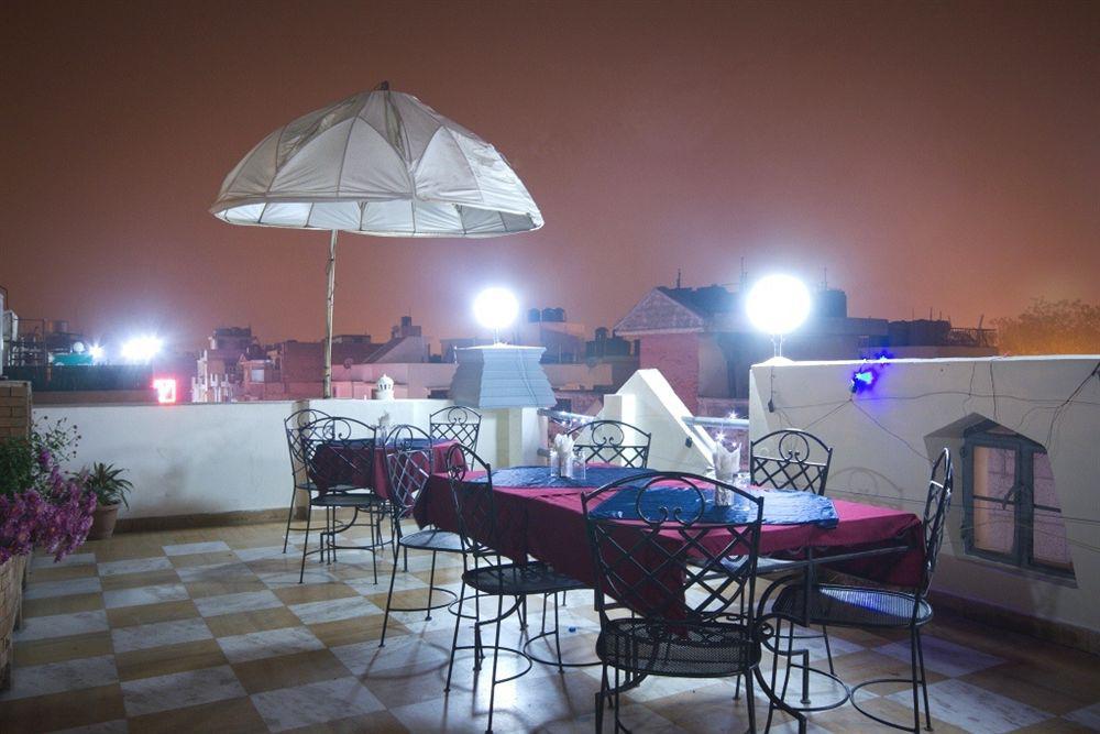 Hotel Sunstar Grand Delhi  Exteriör bild