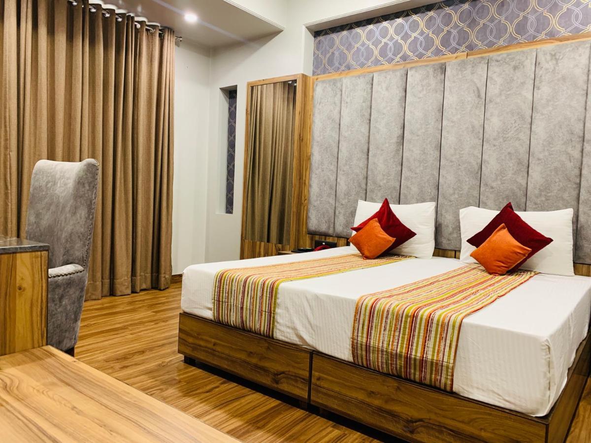 Hotel Sunstar Grand Delhi  Exteriör bild